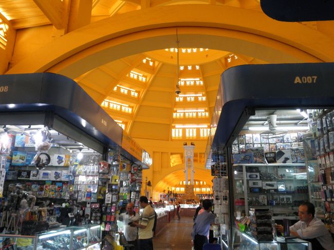 セントラルマーケット内部です。時計や貴金属、衣類、雑貨、果物、魚介類まで楽しませてくれます。値段交渉するのも、旅の楽しみの一つですね。