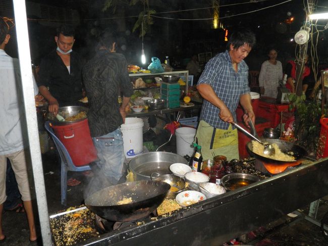次は、チャーハンと焼きそば。隠し味に砂糖を入れるのがカンボジア流？少し甘さが口に残るのもおいしいです。