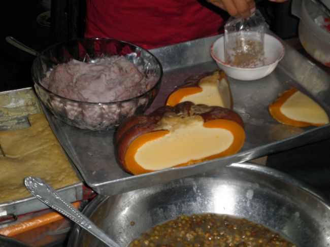 ３回目のプノンペンでようやく見つけた、カボチャプリンです。甘さ控えめで、日本人にもぴったりの味。思わず、もうひとつお代わりしました。