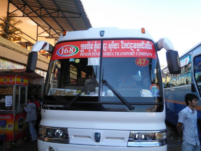 ホーチミン行きのバス。チケットは１時間前に行き、当日購入。本数も多いので心配はありませんでした。