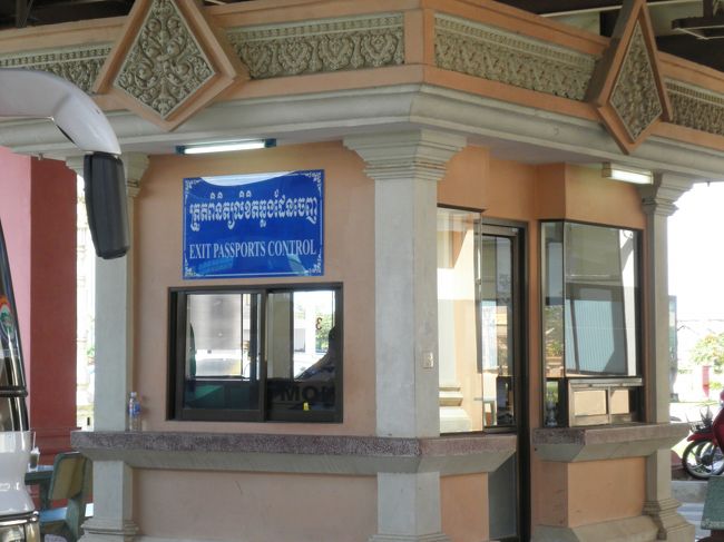 入国審査場です。会話のできない私でも、特に問題なし。オークン(あいがとう)カンボジア。
