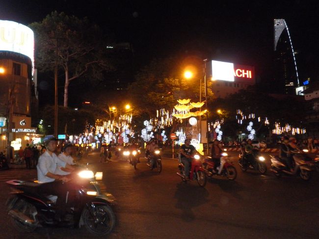 ホーチミン市内は、ものすごいバイクです。