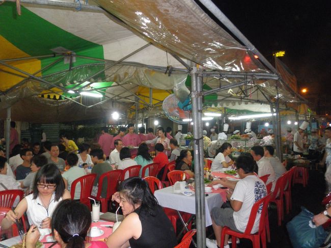 ベンタイン市場の横(隣)にある屋台です。やはり屋台が一番？