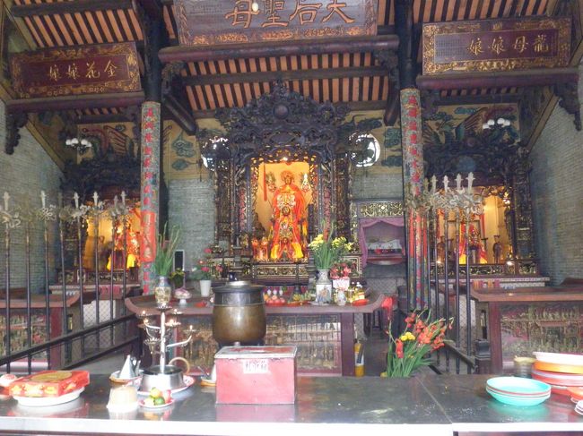 華人寺です。一日中、線香の香りが絶えません。