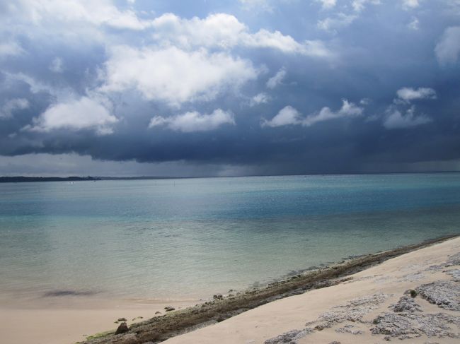 ここは、サンマリーナホテル横のビーチです。<br />ここから見る海の色が大好きでいつも寄るんですけど、雲が多いのでちょっと残念でした。<br /><br />