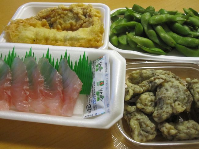 天ぷらやモズクのさつま揚げも買い、シメにお寿司も買ってきて、オリオンビールと泡盛です。<br />次に泊まるホテルは、歩いて行ける居酒屋がある所にしようと思います。