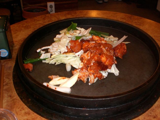 専門店が１０軒ぐらいありました。適当なところで、タッカルビを注文。この、丸いテッバンがいいですね。