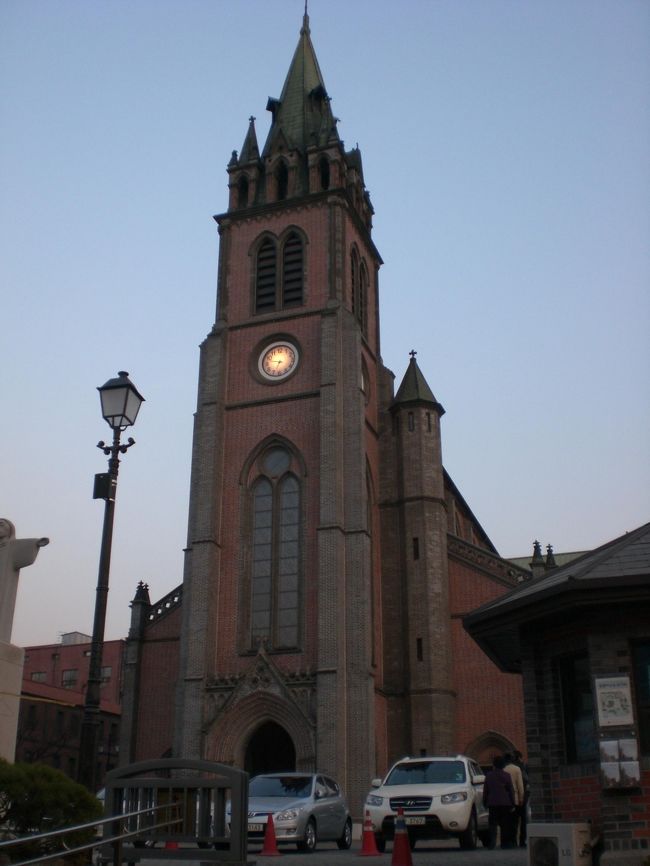 次は、ソウル市内へ戻り明洞大聖堂へ、ソウルはクリスチャンも多いですね。