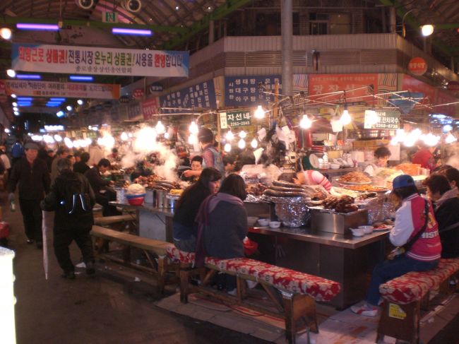 さあ、私の好きな屋台(ポジャンマチャ)へ、カンジャンシジャン(広蔵市場)です。すごい熱気、感激しました。