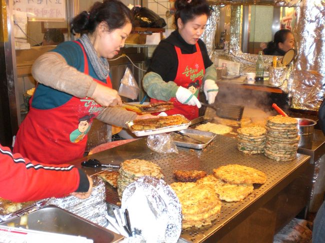 まず、名物のビンデトク(緑豆のお好み焼き)を食べました。手際のいいアジュマです。