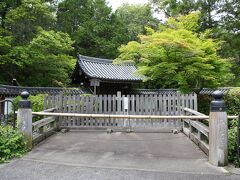 ■総門，大歇橋(だいけつきょう)

西芳寺を訪れると最初に目にするのが，この総門。
かつてはここから参拝していたそうですが，現在は開かずの門となっています。
手前の大歇橋はかつて茶室「潭北亭(たんほくてい)」に架けられていたそうです。
