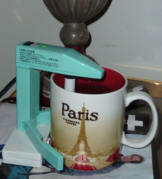 手持ちの旅行用の湯沸かしで緑茶ティーバッグを飲みます。<br />カップは市内のスターバックスで入手したもの。<br />大きいのでカップヌードルの湯もわかせるほど。