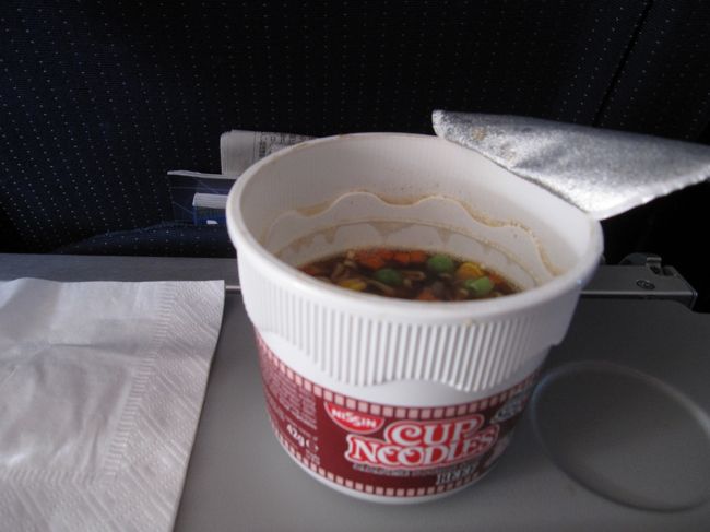 オヤツにカップヌードルを後部ギャレーより調達<br />ビーフ味、今一つ(*_*;　<br />他にチョコレートアイスバーやサンドイッチもありました<br />アイスは行きがフォションで帰りはハーゲンダッツ