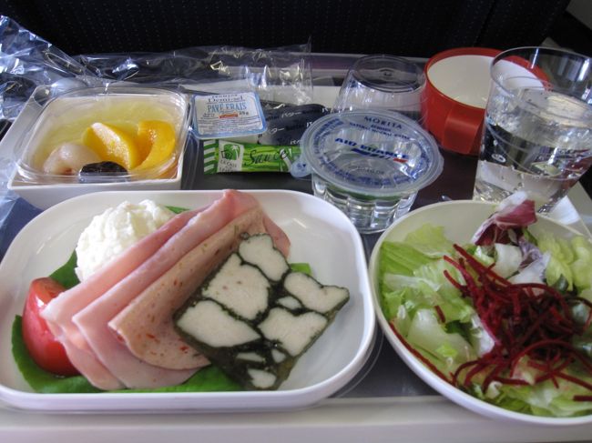 二回目のゴハン　パンに挟んで即席サンドイッチでいただきました<br /><br />