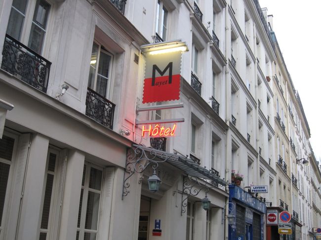 今回泊まったHotel Mayet 向かいは日本人経営のブランドリサイクルショップ<br /><br />