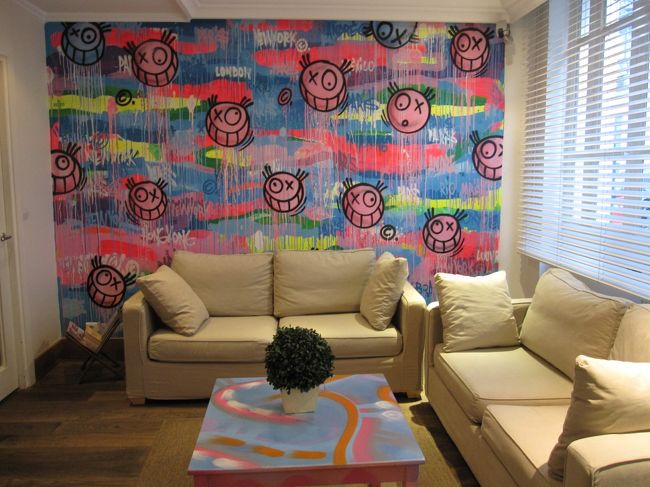 ホテルロビー　全体がポップアートっぽい内装<br /><br />