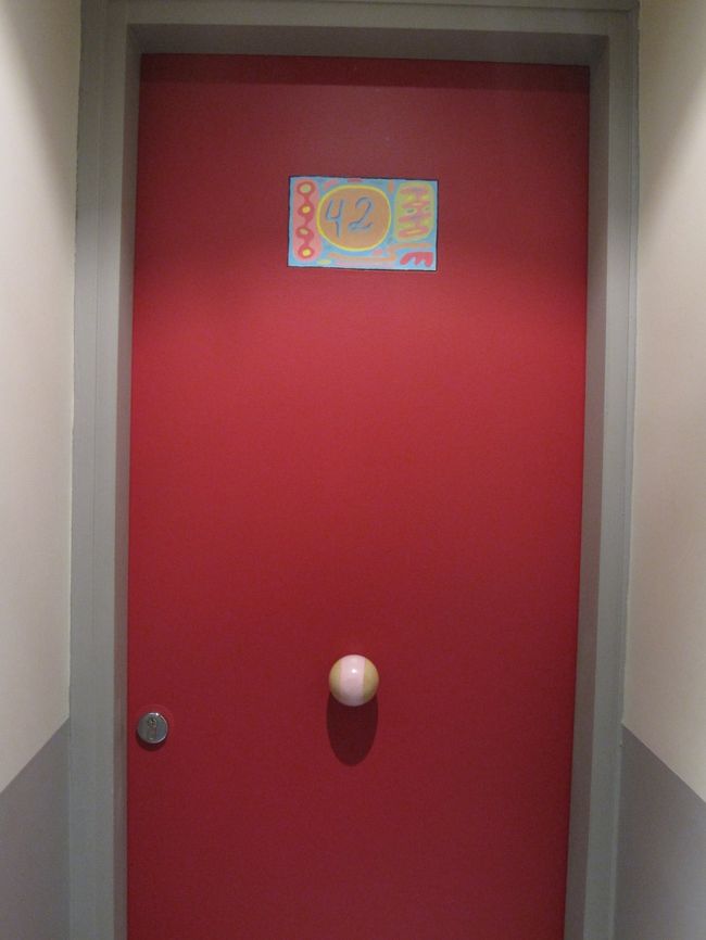 ルームドアもこんな感じ　ドアノブが真ん中に。可愛いけど正直使いにくし<br /><br />