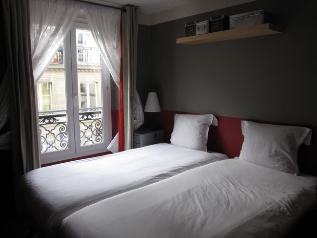 パリ繁華街付近ではこの広さは標準　バス・トイレ付き<br /><br />