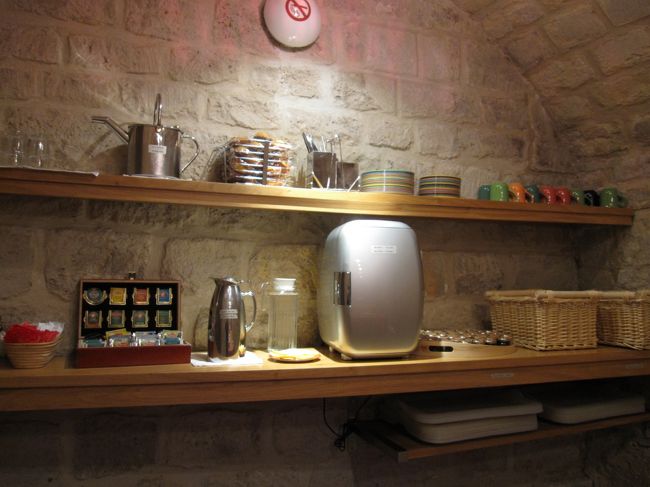 地下の朝食ルームのラインナップ　上の段のじょうろの中身はオレンジジュース<br /><br />