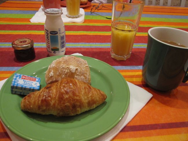 朝ごはんは大体こんな感じ　ヨーグルトドリンクが私のお気に入り♪<br />一泊プロモーションレートでバス・トイレ付ツイン120ユーロ<br />パリのプチホテルにしては珍しく朝食込料金です