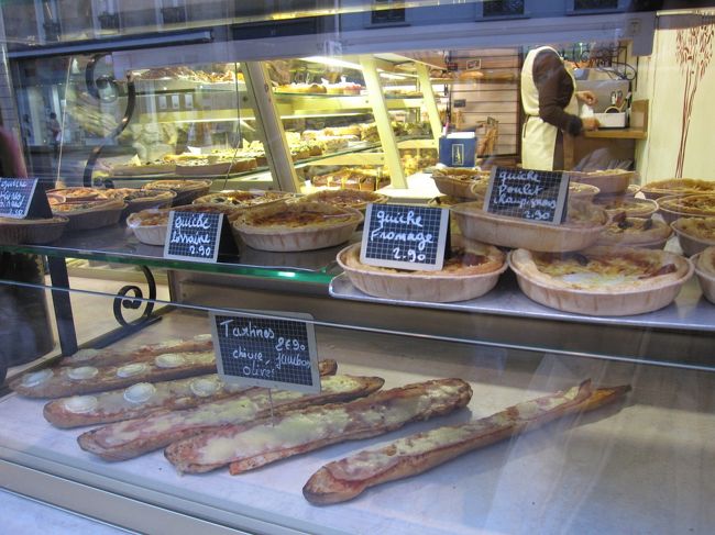 下のタルティーヌは頼むと温めてくれる。もちろんウマイ<br /><br />