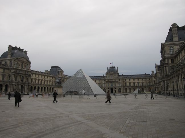 バスで降りたので撮ってみたルーブル入り口　ピラミッドで並ぶと混みます。地下から入るべし<br /><br />