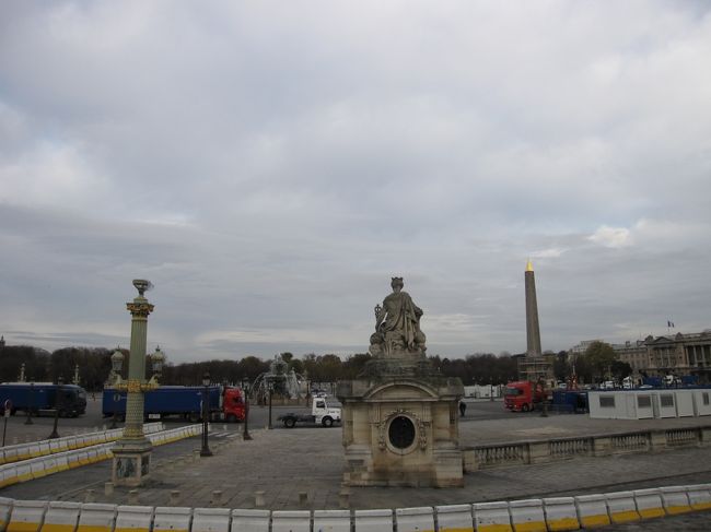 コンコルド広場　オベリスクは工事中<br /><br />