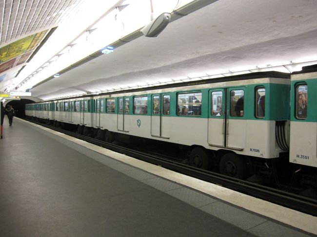 メトロ　扉は一号線以外は手動です　物乞いや各種演奏者なども多し<br /><br />