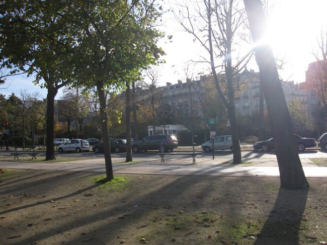 高級住宅街16区　ラグラヌ公園　抜けるとマルモッタン美術館