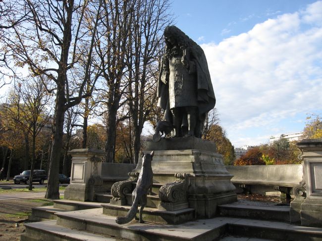 公園内の銅像　誰だかはナゾ　わんこが健気。<br /><br />