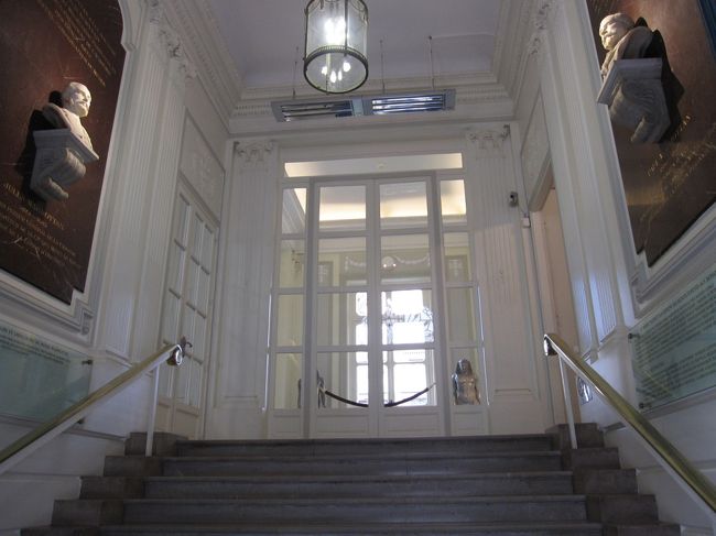 美術館入り口　左右の胸像はマルモッタン父子　ここにはモネの「印象日の出」があります<br /><br />