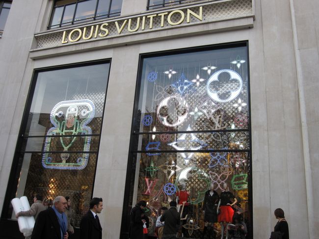 シャンゼリゼ　ルイ・ヴィトン本店　クリスマスイルミネーション　日本人率高し　今回足踏み入れず<br /><br />
