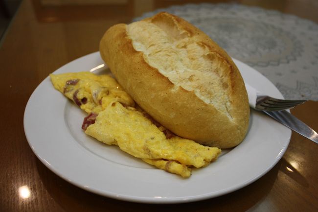 朝食は、ゲストハウスにあるレストランにてフランスパンと卵焼き。<br />さすが元フランス領。