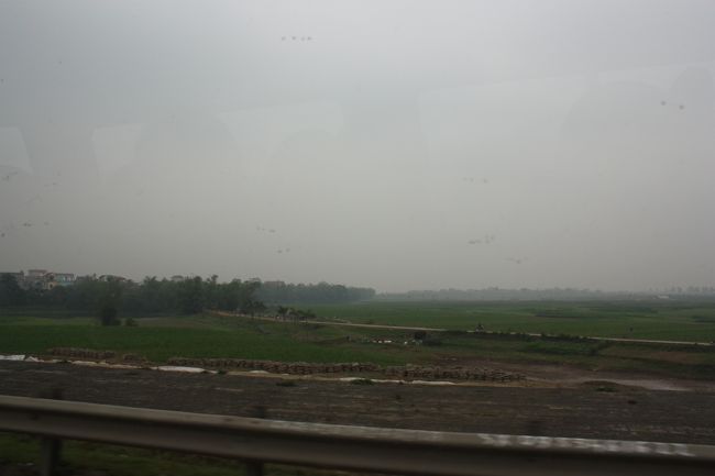 『APT TRAVEL JAPAN』というツアー会社のハロン湾日本語ガイドツアーに参加。<br />この日の参加人数は、１０人ぐらい。<br />ハノイ市内からタクシーとかバスを使って個人で、全部済ませたかったけど、事前に調べる限りかなり厳しそうなので、仕方なくツアーに参加しました。