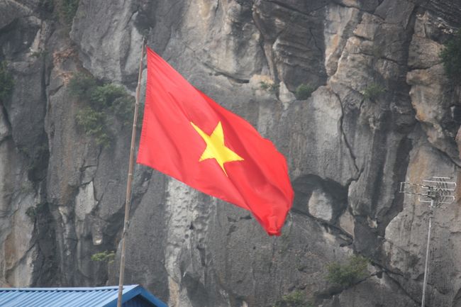 なびくベトナム国旗。<br />この国旗かっこいい