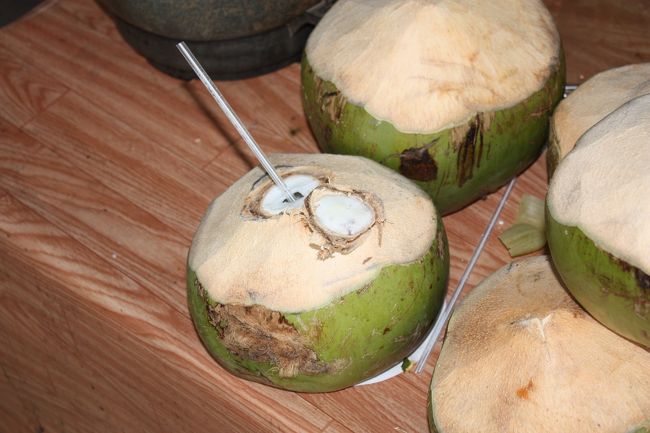 東南アジア諸国に絶対あるココナッツ。<br />絶対お腹こわしそうで。。。