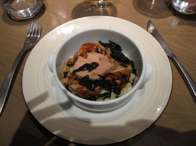 メイン　ホロホロ鳥とフォアグラ　フォアグラ苦手だけどこれは美味しくいただきました<br />