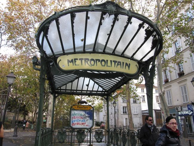 モンマルトル　メトロ　アベス駅　アールデコの有名な入り口<br /><br />この駅　曲者です<br />ホームから地上までが長い長い エレベーターに乗りそこない痛い目に。。。