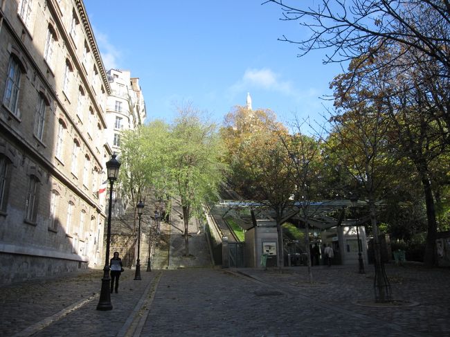 サクレクール寺院へと昇るフニクレール（ケーブルカー）<br /><br />アベス駅の階段でへとへとになり乗りました(^^ゞ<br />カルネ使えます