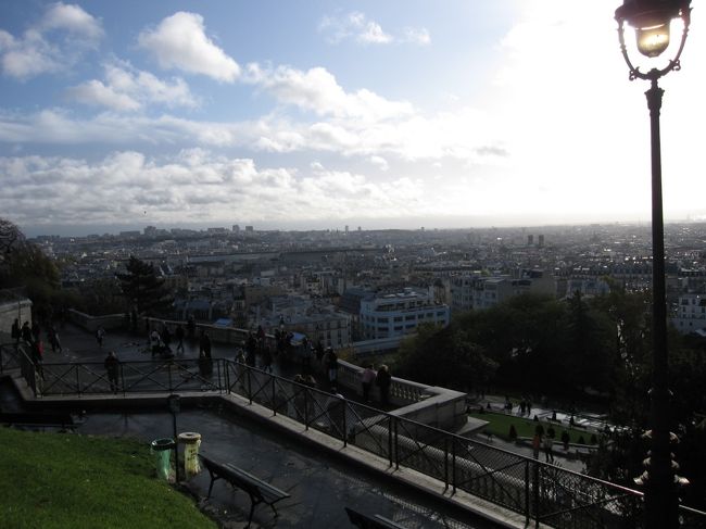 モンマルトルの丘の上から見下ろすパリの街<br /><br />