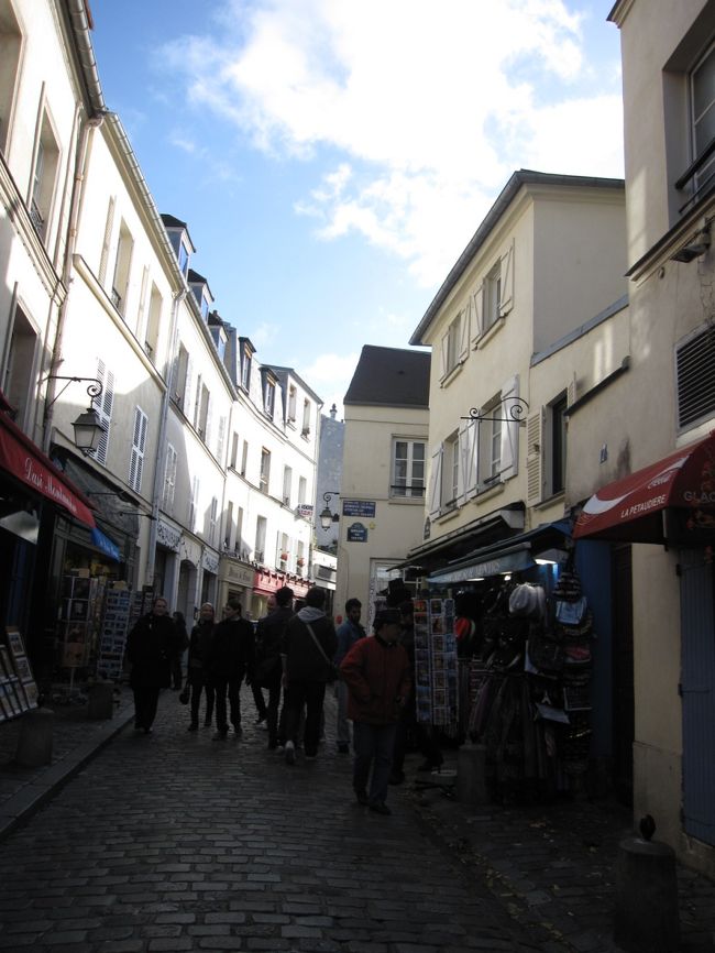 土産物屋がいっぱい　浅草仲見世みたいな感じ？<br /><br />