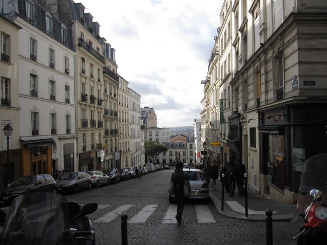 パリの街を見下ろしながらどんどこ坂を下ります<br /><br />