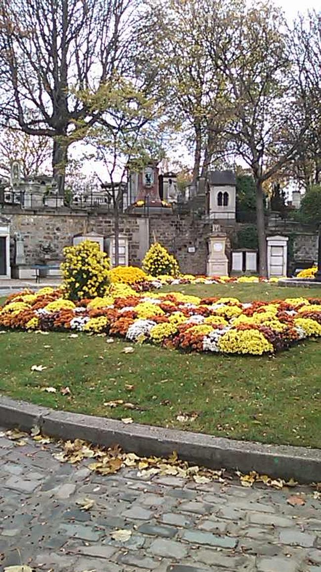 モンマルトル墓地　かなりの広さに3人で迷う^^;　ホーンテッドマンションの世界さながら<br /><br />