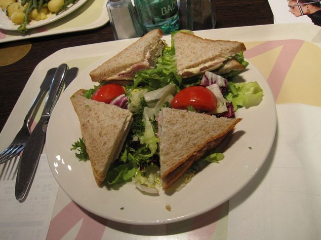 ギャルリーラファイエットの大食堂でランチ　土曜日で激混み<br /><br />