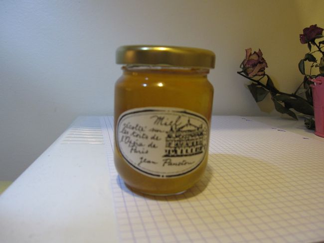 オペラ座の屋上で作られる蜂蜜<br /><br />オペラ座のショップで売り切れで<br />グランデピスリーでやっと入手しました<br /><br />これで15ユーロです