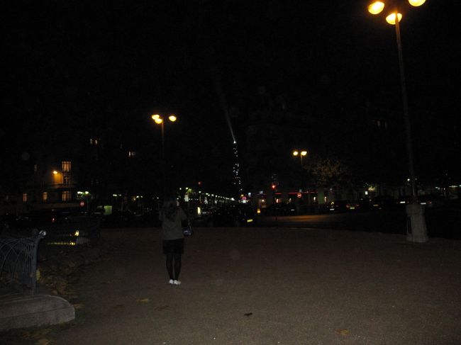 次女が教えてくれた夜景の綺麗なブルトゥイユ広場<br /><br />遠くエッフェル塔のイルミネーションとアンヴァリッドの<br />ライトアップが両方見えます<br /><br />