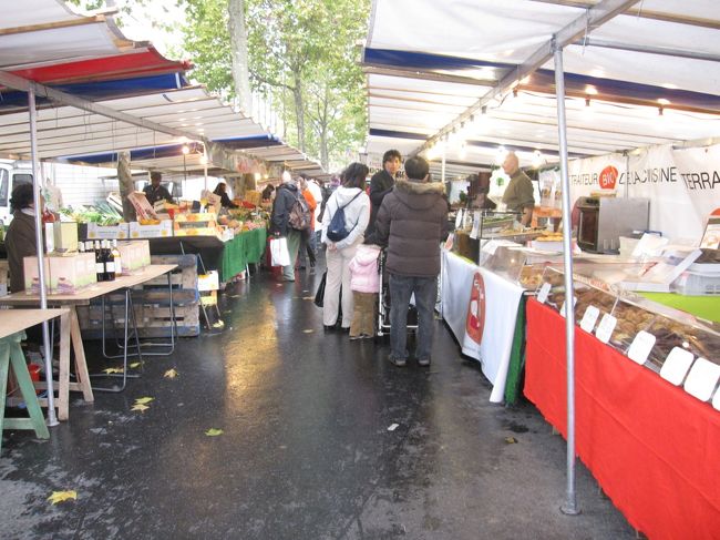 ラスパイユ通りの日曜朝市　とってもにぎやか　地元の買出しの人でいっぱい<br /><br />