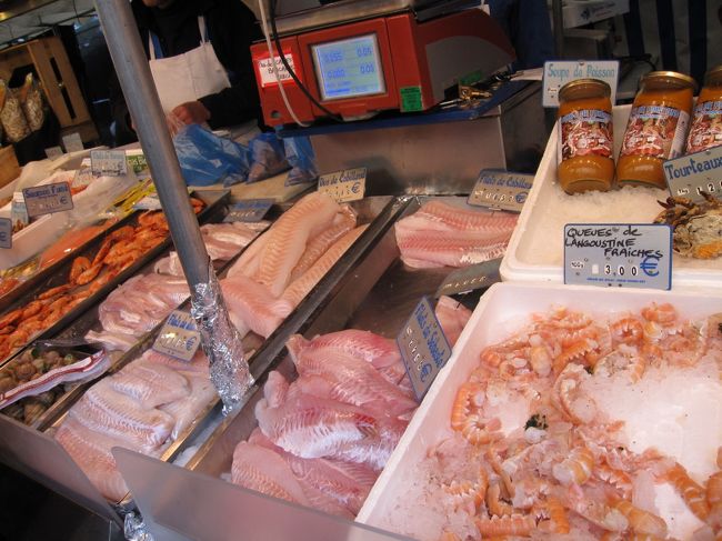 お魚たち　切り身状態で売ってます　一番右はシャコ<br /><br />