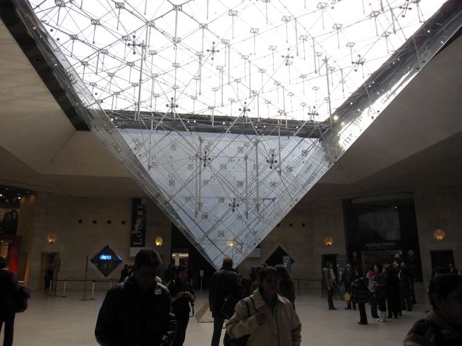 ルーブル地下のショッピングモール　カルーゼル・ド・ルーブルの逆さピラミッド<br /><br />