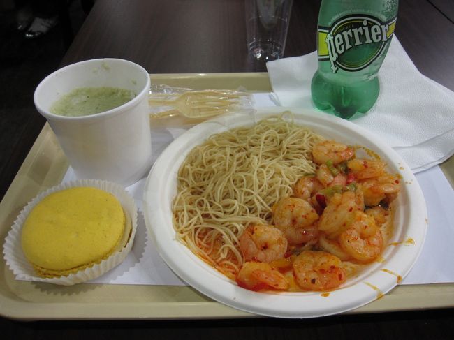 カルーゼル・ド・ルーブル内のフードコート　エスニック系に走ってしまった<br /><br />